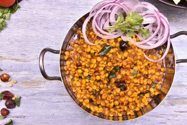 Foto desi dal curry bak pakistaanse voedselstijl