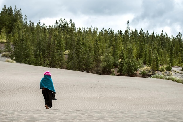 desierto de palmira Riobamba Ecuador personas indgenas  caminando en la arena