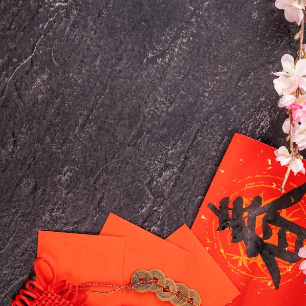 중국 음력 1 월 새해의 디자인 컨셉-축제 액세서리, 빨간 봉투 (ang pow, hong bao), 평면도, 평평한 바닥, 머리 위. '춘'이라는 단어는 다가오는 봄을 의미합니다.