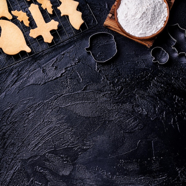 Foto concetto di design per la preparazione di biscotti di halloween ricetta per la cottura degli ingredienti layout per la preparazione della festa vista dall'alto piatto spazio vuoto per la copia in testa