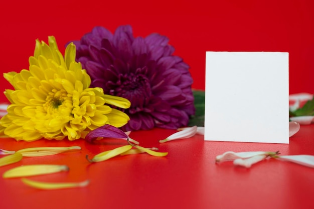 Foto concetto di design del saluto di festa del giorno della madre con bouquet di fiori e biglietto