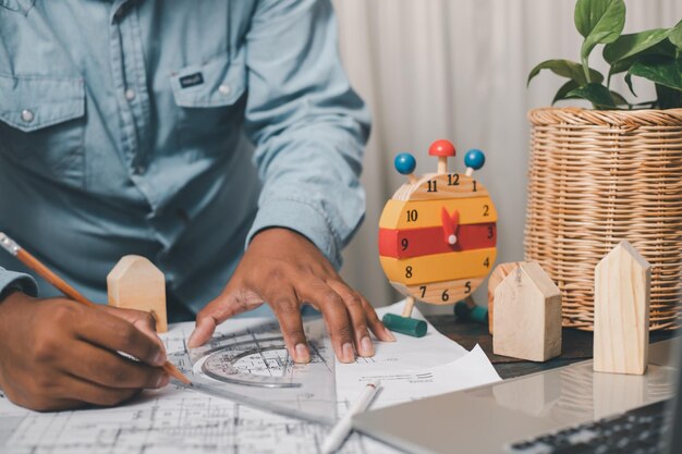 Концепция дизайна молодого архитектора и инженера создает структурную модель деревянного дома