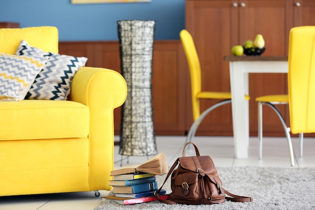 Foto design interieur van woonkamer in gele kleuren