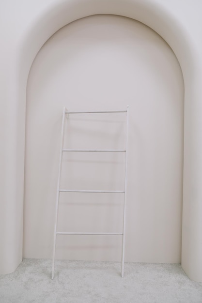 スタイリッシュな木製のはしごでデザイン インテリア スタイリッシュな家の装飾 テンプレート 白い壁