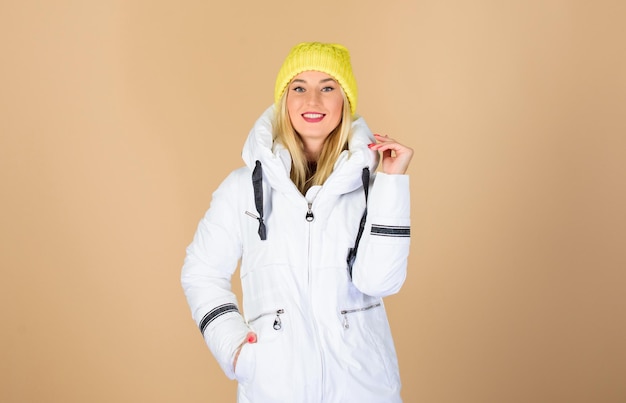 Il design è perfetto donna in caldo cappotto imbottito buone vacanze invernali capodanno bellezza in abbigliamento invernale stagione fredda shopping influenza e freddo moda stagionale ragazza in berretto moda pelliccia sintetica