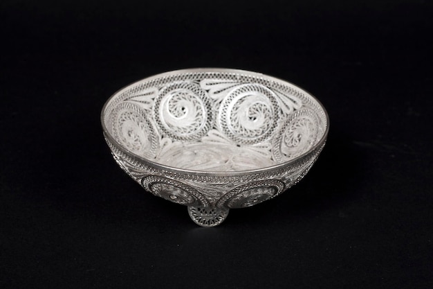 イランの手工芸品から銀の果物皿のデザイン