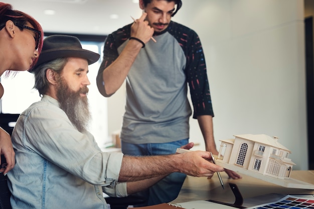 Foto concetto del modello di riunione di occupazione creativa dell'architetto dello studio di progettazione