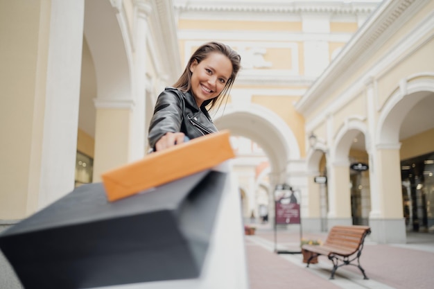 Designer student vrouw brunette gaat winkelen naar huis online winkel pre-order in de app-banner