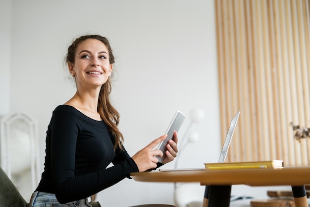 Designer surfen op internet Een vrouw op kantoor thuis Werken op een computer op afstand