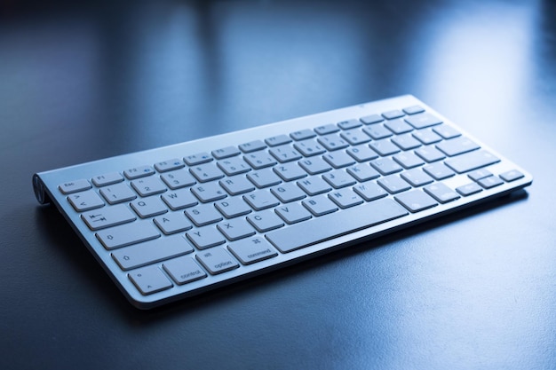 Designer-toetsenbord ligt op een grijs bureaublad