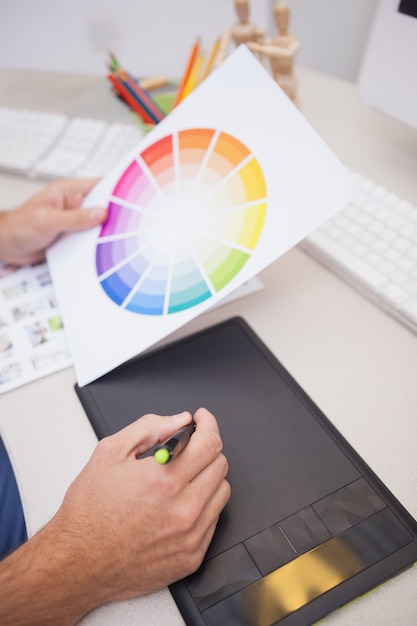 Дизайнер, использующий графический планшет и цветное колесо