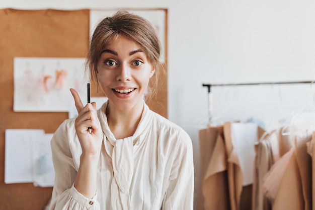 Designer vrouw in witte blouse heeft cool idee