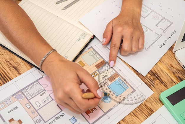 Foto designer che lavora con la tavolozza dei colori e lo schizzo del piano della casa design studio