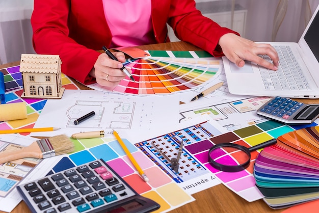 Designer che lavora con la tavolozza dei colori e il laptop