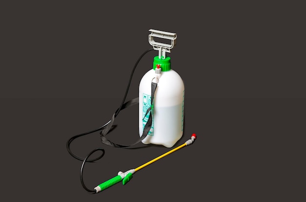 Desinfecterende handmatige sproeier handdrukpomp pesticide herbicide sproeier voor het werken in de tuin en moestuin goed geïsoleerd op een grijze achtergrond sproeier tuinieren bewatering accessoires