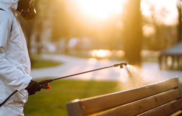 Desinfectie van een openbare plaats bij zonsopgang in de stad van quarantaine. Infectiepreventie en bestrijding van epidemie. Covid 19.