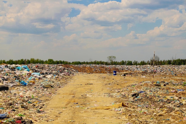 Foto desinfectie van stortplaatsen en afvalrecycling afvalgroeve verwijdering milieubescherming