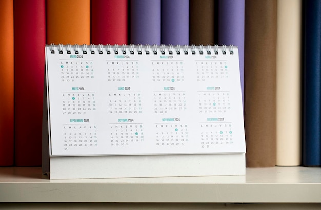 Фото Настольный календарь с 2024 годом и днями на полке с книгами