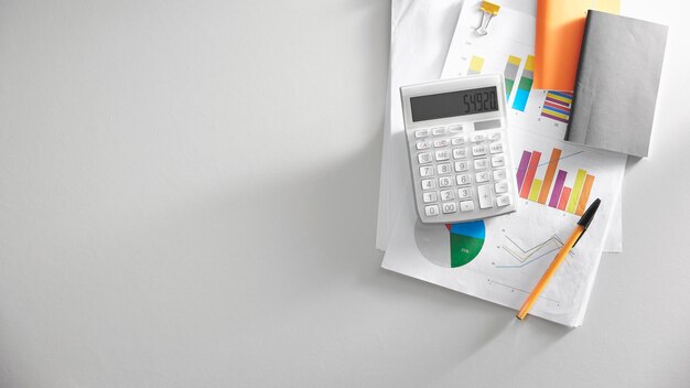 Foto scrivania con calcolatrici per il calcolo, la gestione e l'analisi dei profitti e delle perdite economiche