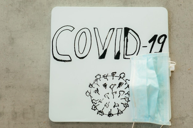 Стол со словом covid-19