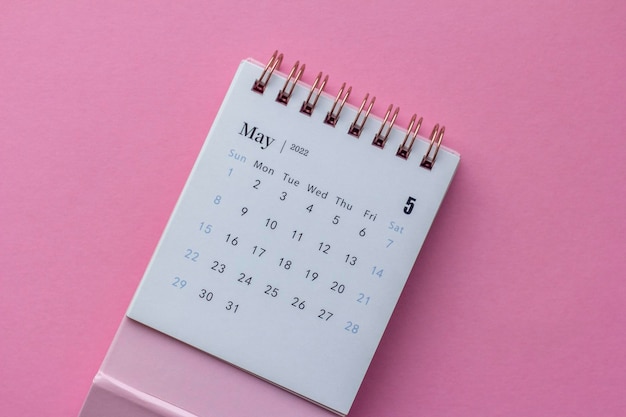 Desktop calendar for May 2022 on a pink background