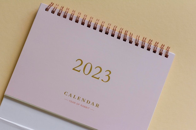 Calendario desktop per il nuovo anno 2023 sul tavolo