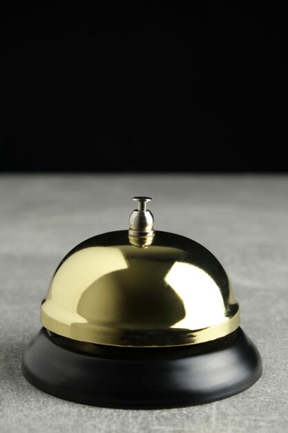 Desktop Call Bell is goud in kleur betonnen achtergrondHotel receptie retro stijl vintage