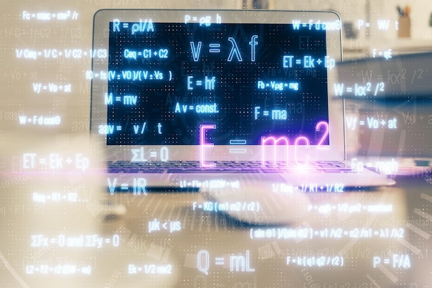 デスクトップ コンピューターの背景と数式ホログラムの書き込み二重露光教育コンセプト