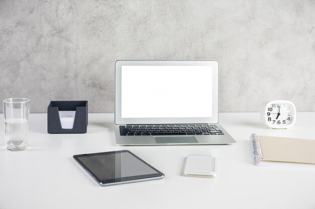 Desktop met witte laptop