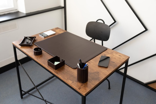 Foto spazio desktop in ufficio con accessori di cancelleria in pelle e bevar di colore marrone