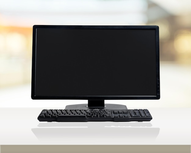 Desktopcomputer en toetsenbord op achtergrond