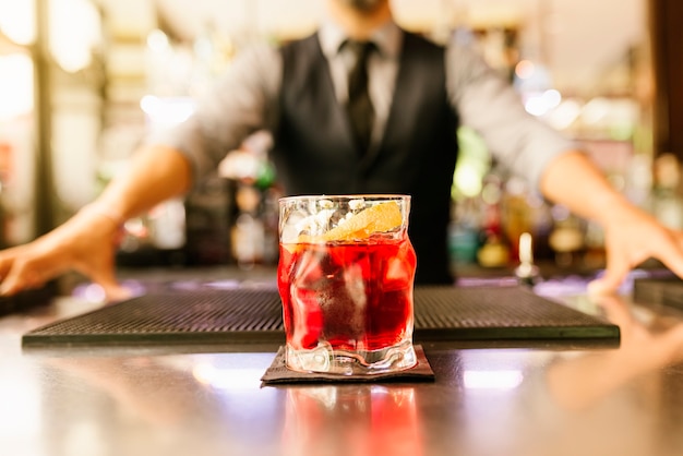 Deskundige barman maakt cocktail in nachtclub