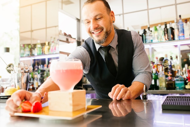 Deskundige barman maakt cocktail in nachtclub