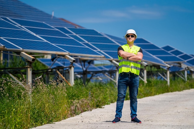 Deskundige servicemedewerker bij het meten van de efficiëntie van bediening en onderhoud bij zonne-energiecentrales.