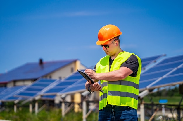 Deskundige servicemedewerker over het meten van de efficiëntie van bediening en onderhoud bij zonne-energiecentrales.