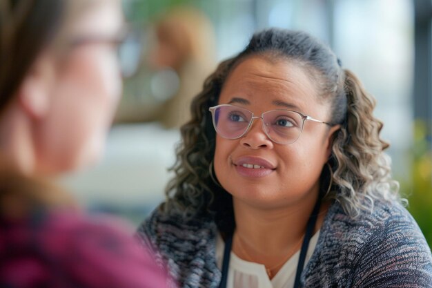 Foto deskundige sollicitant met het syndroom van down toont diversiteit in het inclusieve bedrijfsinterviewproces