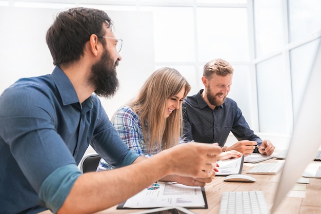 Deskundigen bespreken financiële documenten tijdens de vergadering