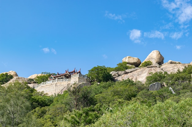 황량한 산, 많은 기괴한 큰 돌과 소수의 식물