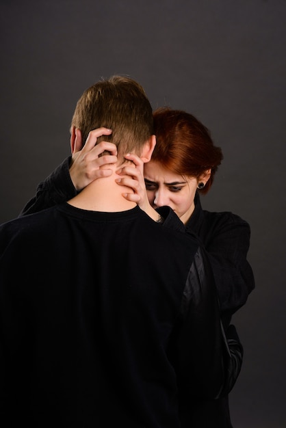 가정 폭력 개념에서 공격적인 남편과 절망적 인 아내