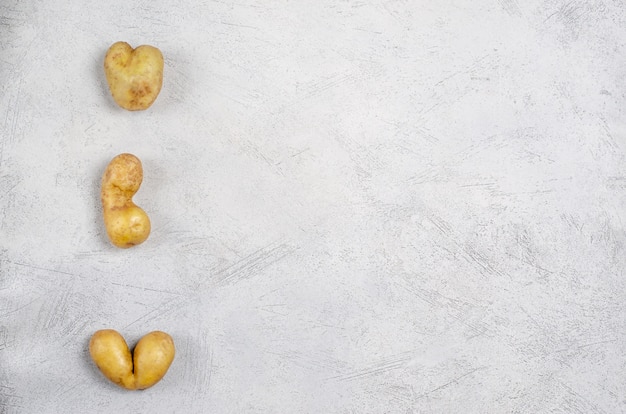 Cattivissime patate di diverse forme, copia spazio.