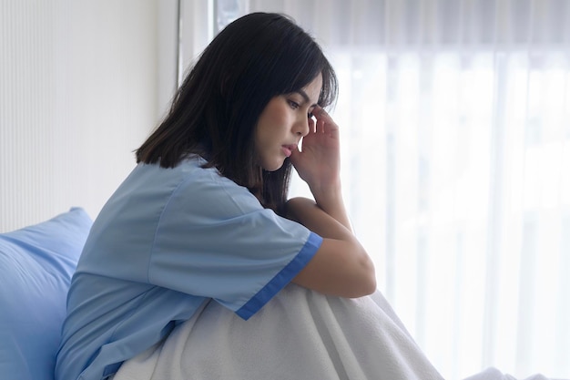 Подавленная азиатская женщина-пациент После заявления врача о том, что рак