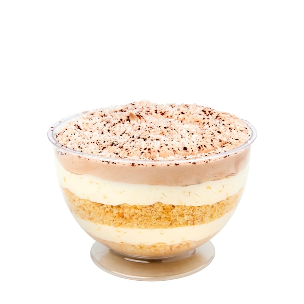Фото Десерт на основе кокосового губчатого пирога сочный крем и миндаль, изолированный на белом