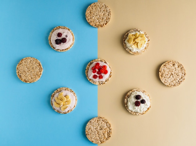 Dessert on blue and yellow. Crispbread, cottage cheese and fruit.