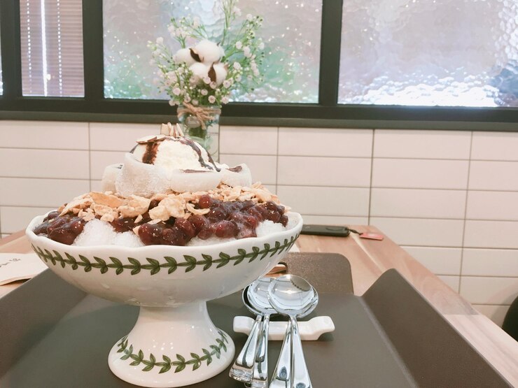 Photo dessert in bowl on table