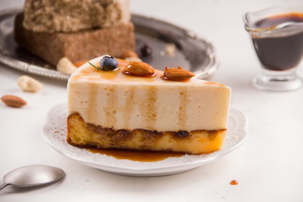 Dessert cheesecake met karamel op een lichte achtergrond