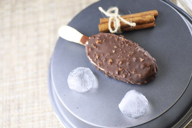 Dessert chocoladeroomijs met noten op een houten stokje