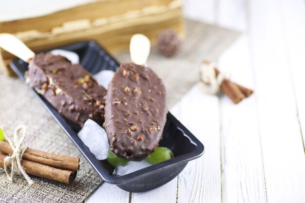 Dessert chocoladeroomijs met noten op een houten stokje