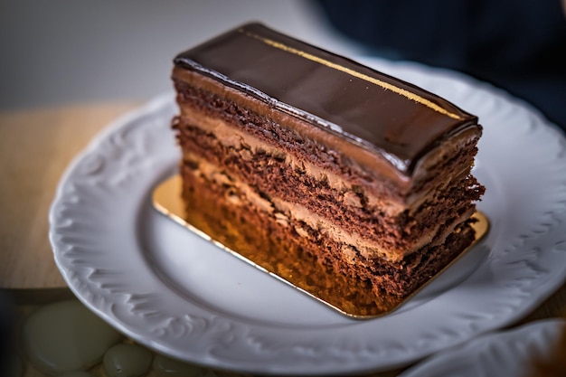 Torta al cioccolato da dessert su un piatto nella caffetteria