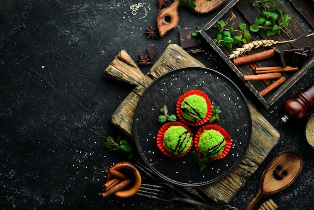 Десерт Шоколадные зеленые пирожные с кокосом Сладости Вид сверху Деревенский стиль