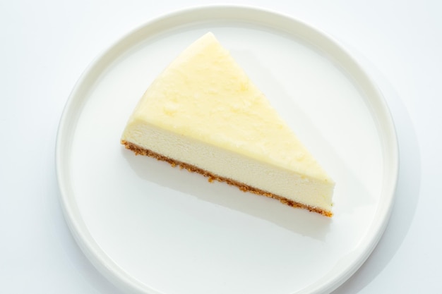 透明なグラスにベリークリームとチョコレートを入れたデザート